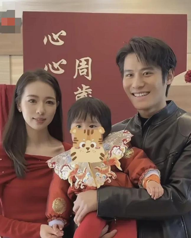小杨:张庆扬,95年双胞胎弟弟 5.大杨妻子:朱素娟,是一名老师 6.